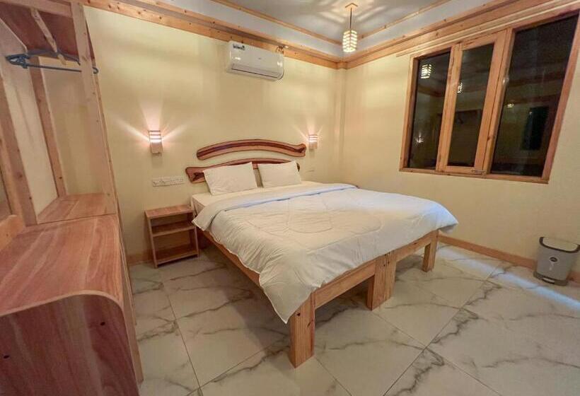 اتاق لوکس, Pearl Himandhoo