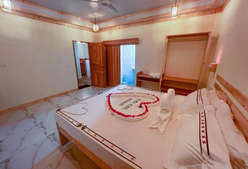 اتاق لوکس, Pearl Himandhoo