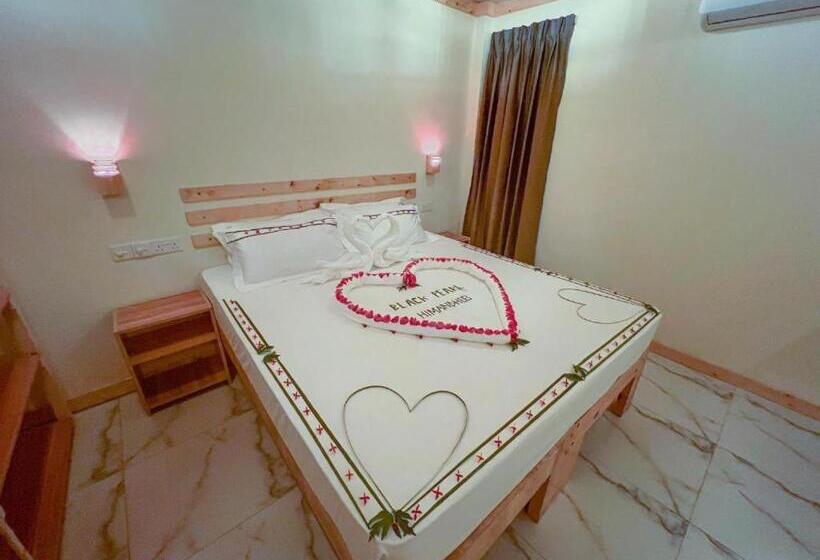 اتاق لوکس, Pearl Himandhoo