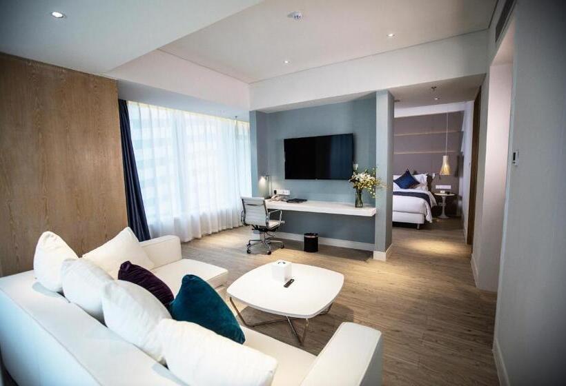 سوییت لوکس, Haikou Meilan International Airport