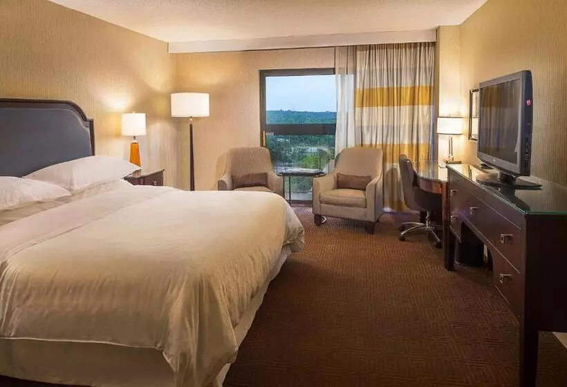 キングサイズベッドのクラブルーム, Sheraton Westport Plaza