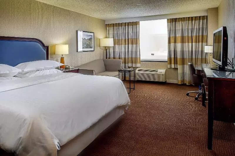 キングサイズベッドのデラックスルーム, Sheraton Westport Plaza