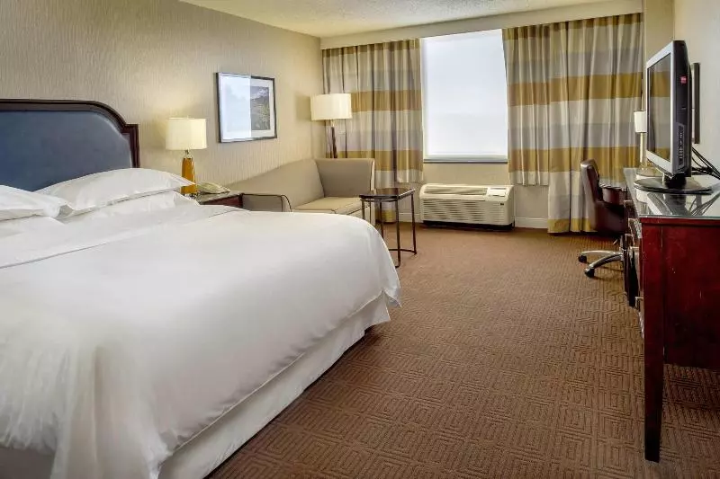 キングサイズベッドのデラックスルーム, Sheraton Westport Plaza