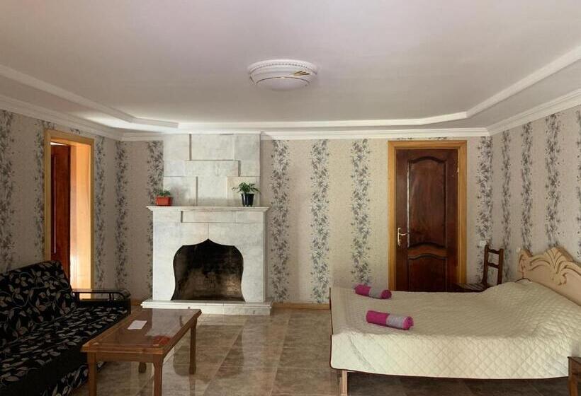 اتاق استاندارد چهارنفره با چشمانداز باغ, Matua Guest House