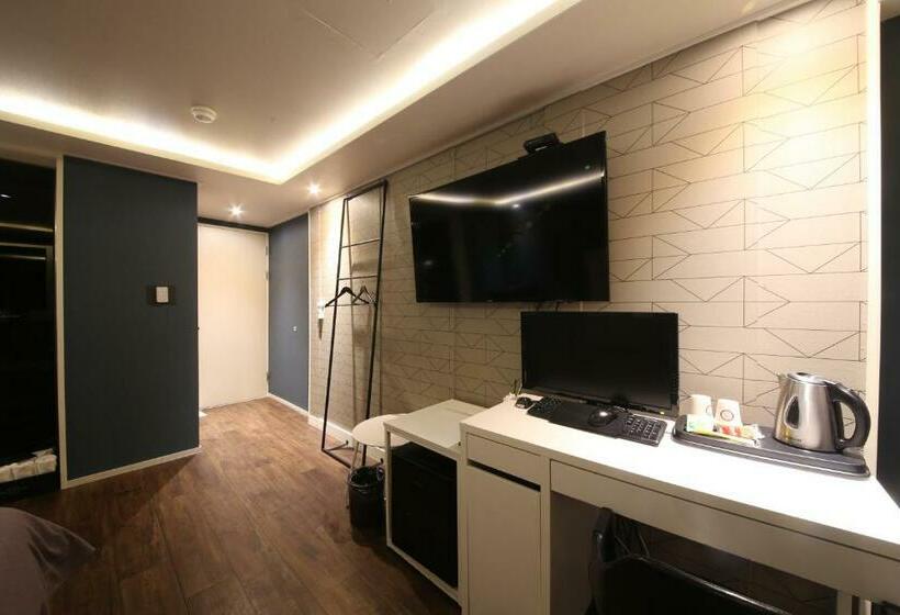 חדר סטנדרט, Frenchcode