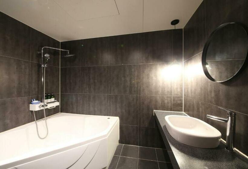 חדר סטנדרט, Frenchcode