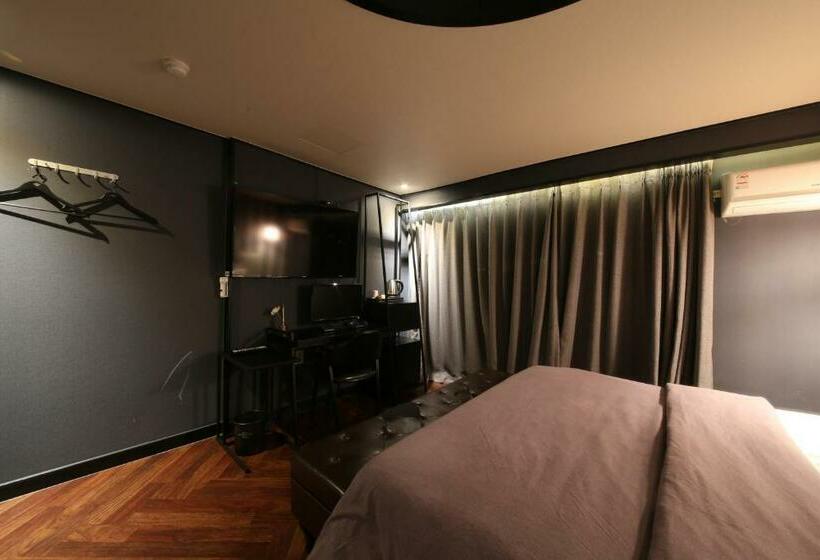 חדר סופריור, Frenchcode