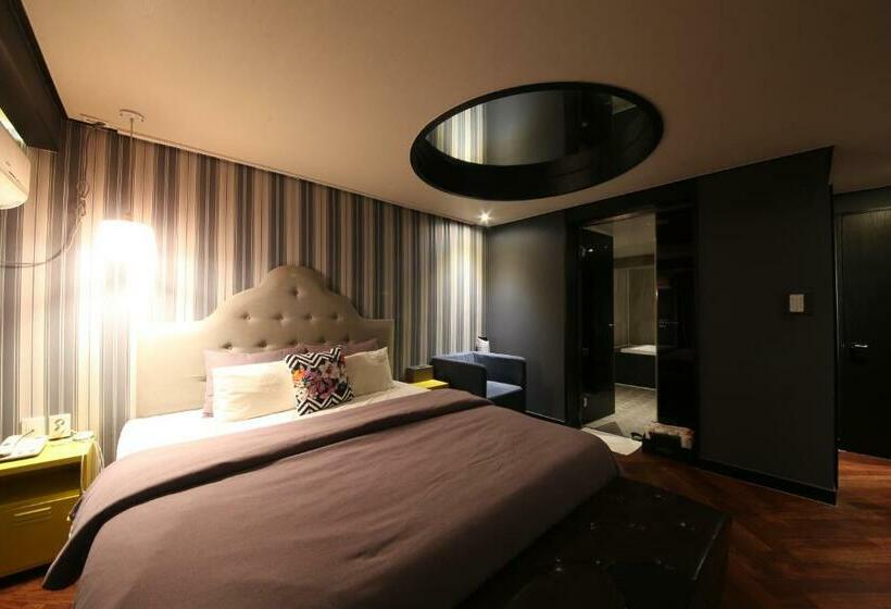 חדר סופריור, Frenchcode