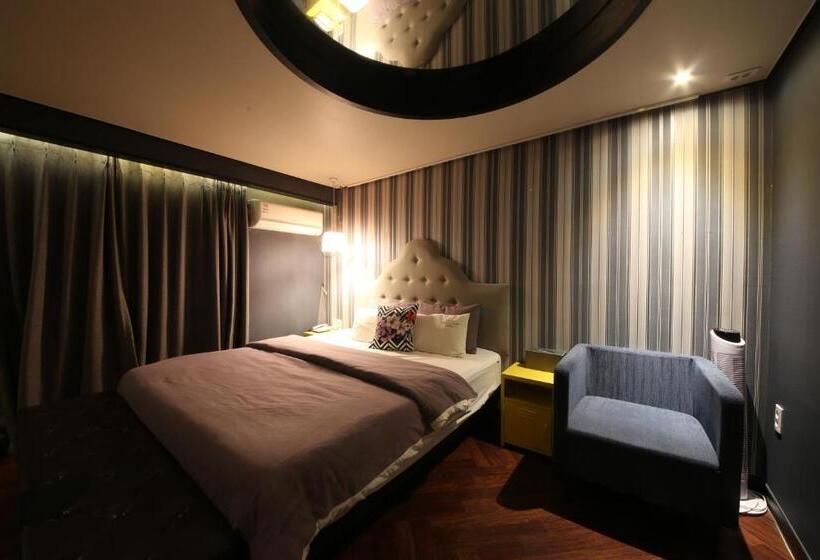 חדר סופריור, Frenchcode