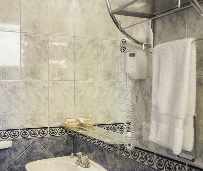 Quarto Triplo Estandar, Hostal El Triunfo