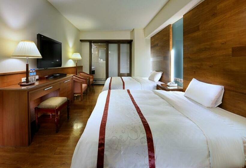 اتاق لوکس چهار تخته, Cheng Pao