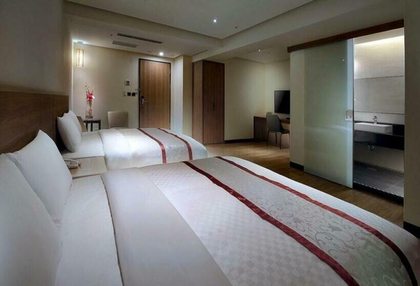 اتاق لوکس چهار تخته, Cheng Pao