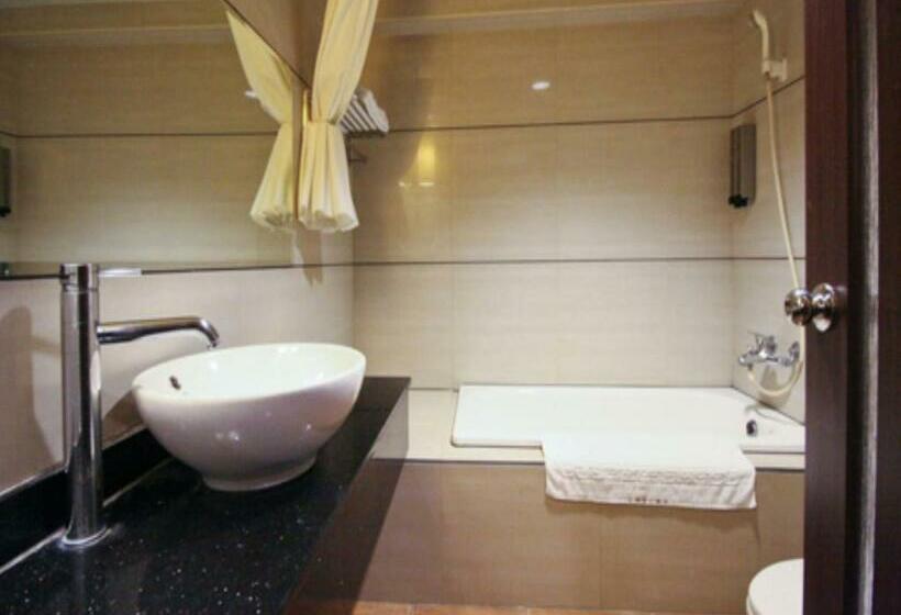 اتاق لوکس چهار تخته, Cheng Pao