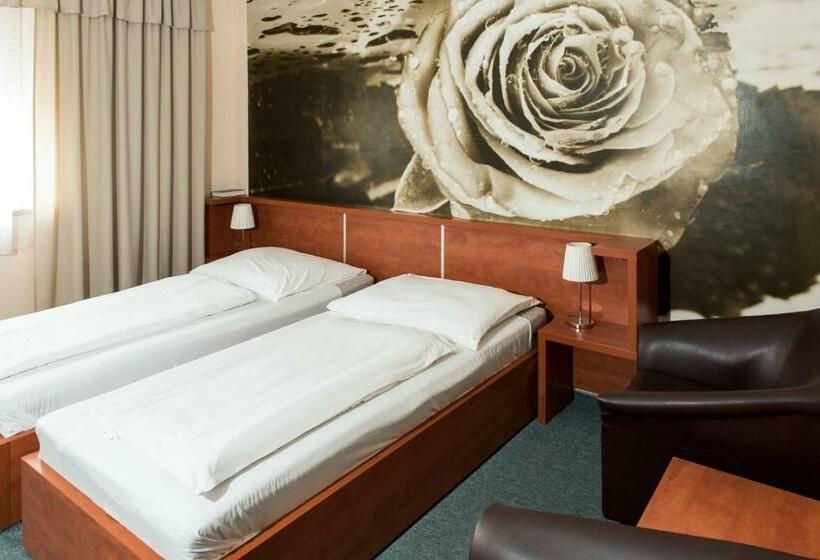 Номер Стандарт, Europa Hotel és étterem