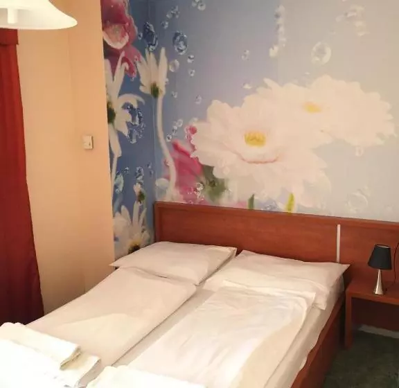 ファミリールーム, Europa Hotel és étterem