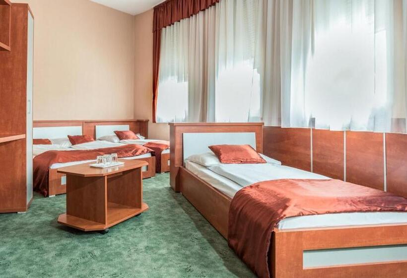 חדר משפחתי, Europa Hotel és étterem