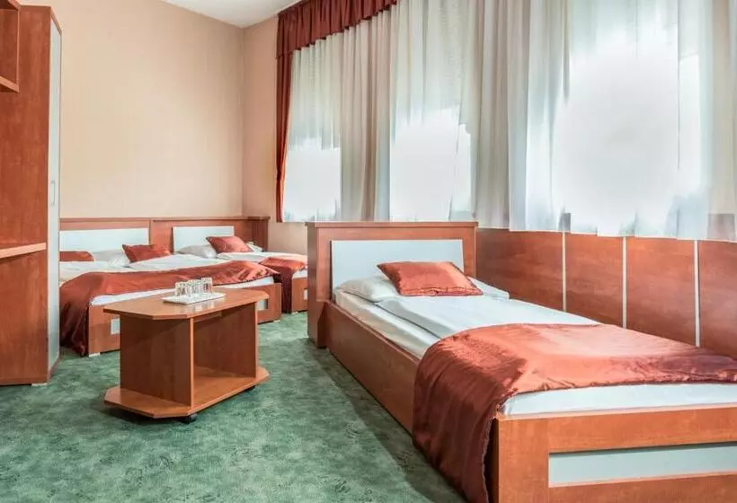 ファミリールーム, Europa Hotel és étterem