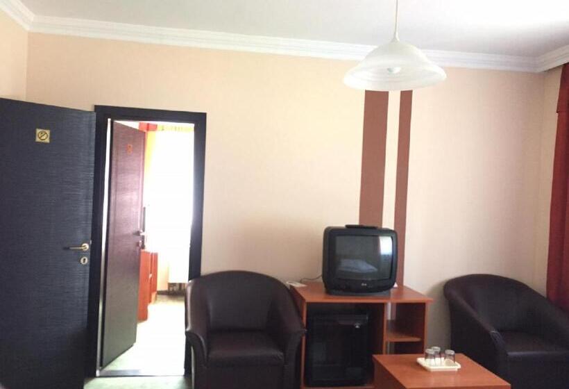 חדר משפחתי, Europa Hotel és étterem