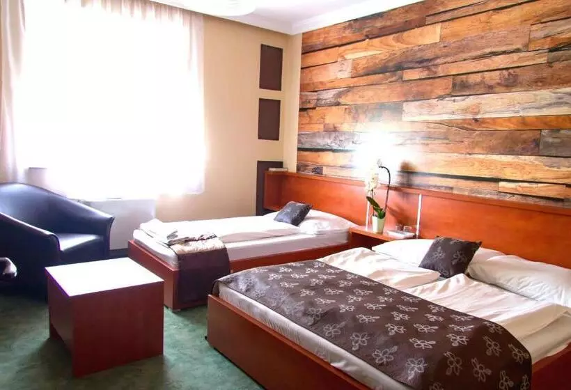 スタンダードトリプルルーム, Europa Hotel és étterem