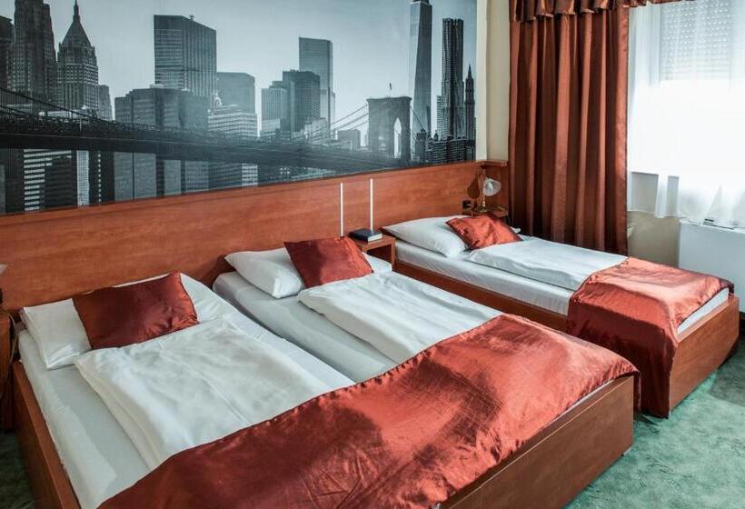 חדר סטנדרט לשלושה, Europa Hotel és étterem