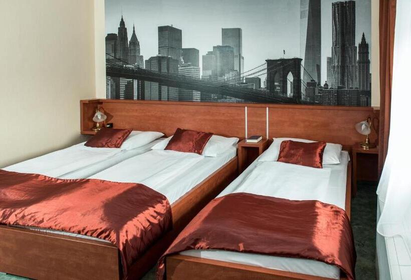 חדר סטנדרט לשלושה, Europa Hotel és étterem