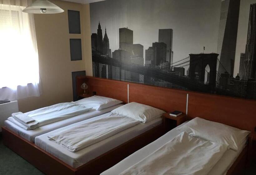 חדר קלאסי לשלושה, Europa Hotel és étterem