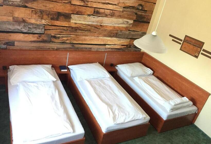 חדר קלאסי לשלושה, Europa Hotel és étterem