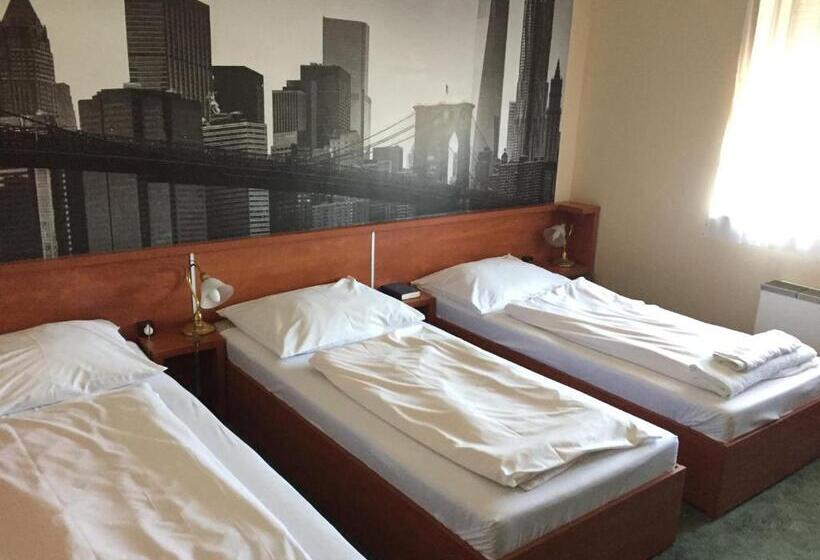 חדר קלאסי לשלושה, Europa Hotel és étterem