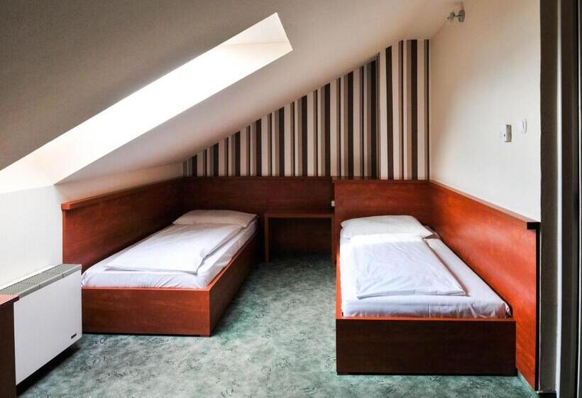 חדר אקונומי, Europa Hotel és étterem