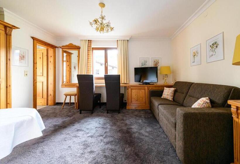 Семейный Номер, Montfort