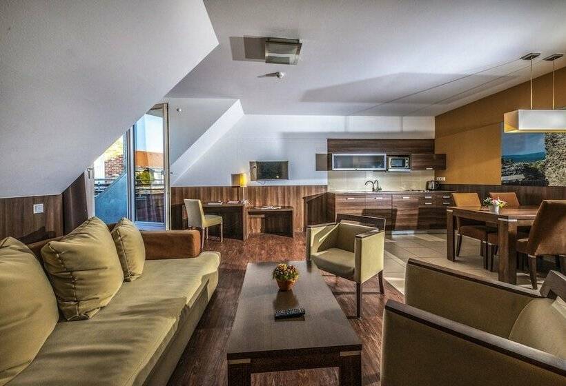 سوییت خانوادگی, Royal Club