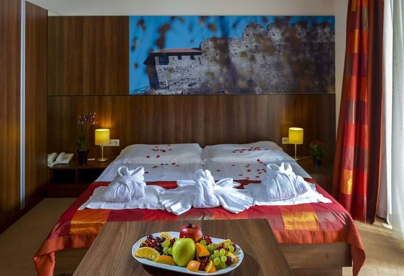 דירת חדר סופריור, Royal Club