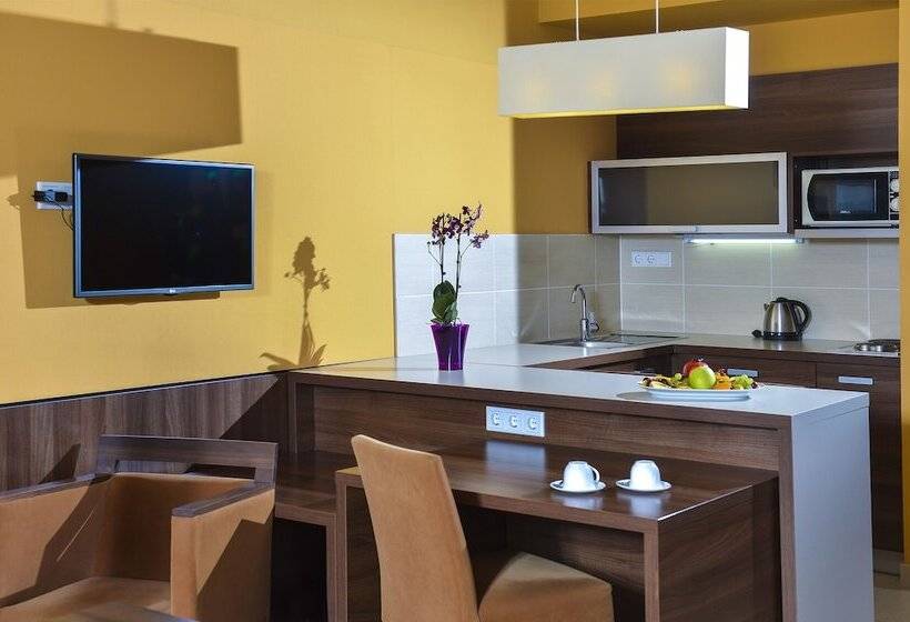 דירת חדר סופריור, Royal Club