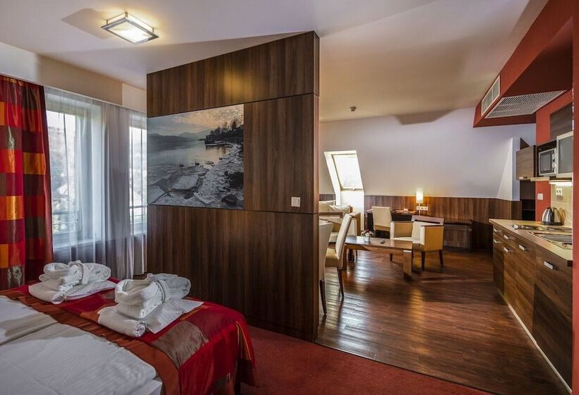 סוויטה משפחתית, Royal Club