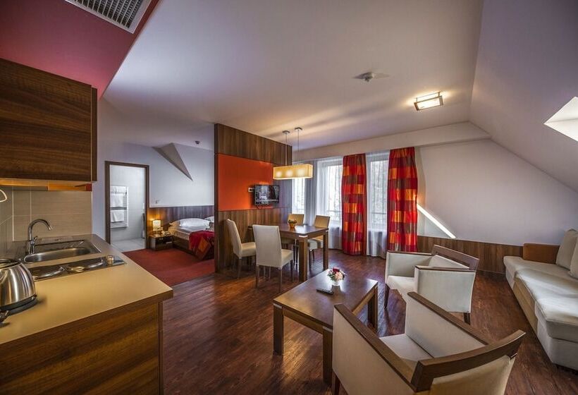 סוויטה משפחתית, Royal Club