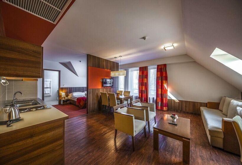 סוויטה משפחתית, Royal Club