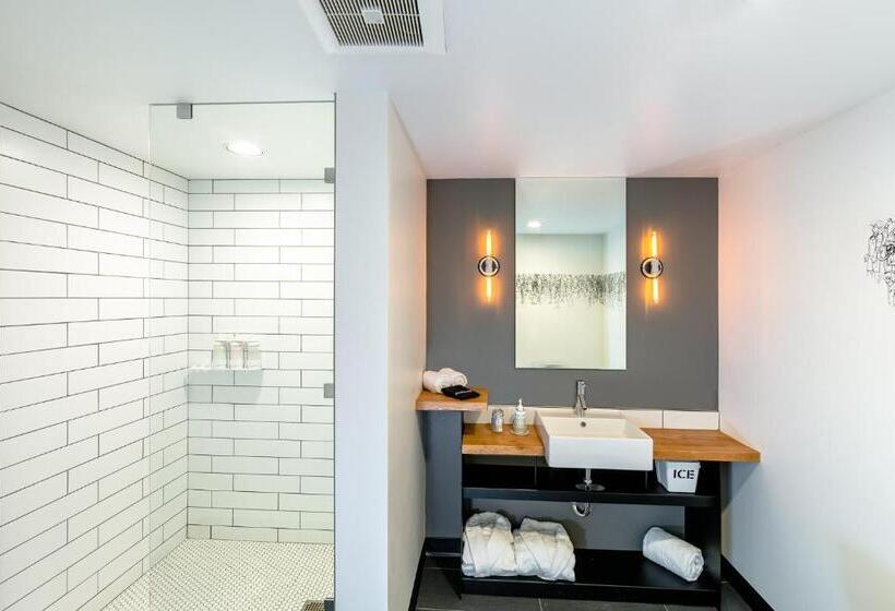 اتاق استاندارد, The Lark