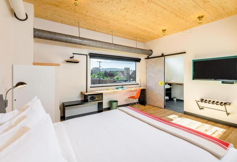 اتاق لوکس با تخت بزرگ, The Lark