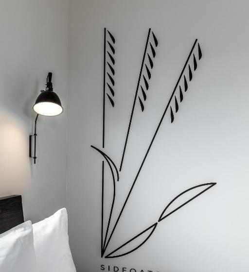 اتاق لوکس با تخت بزرگ, The Lark