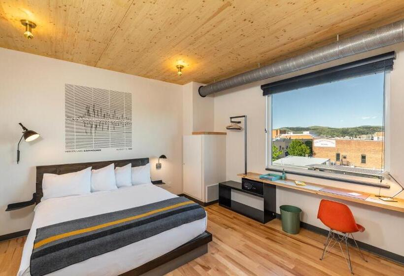 اتاق لوکس با تخت بزرگ, The Lark