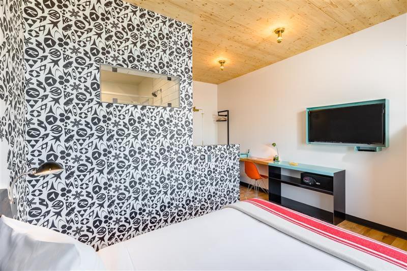 اتاق استاندارد, The Lark