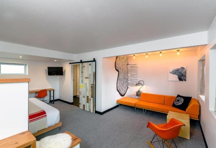 اتاق سوپریور با تخت بزرگ, The Lark