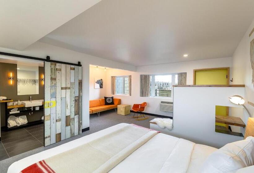 اتاق سوپریور با تخت بزرگ, The Lark