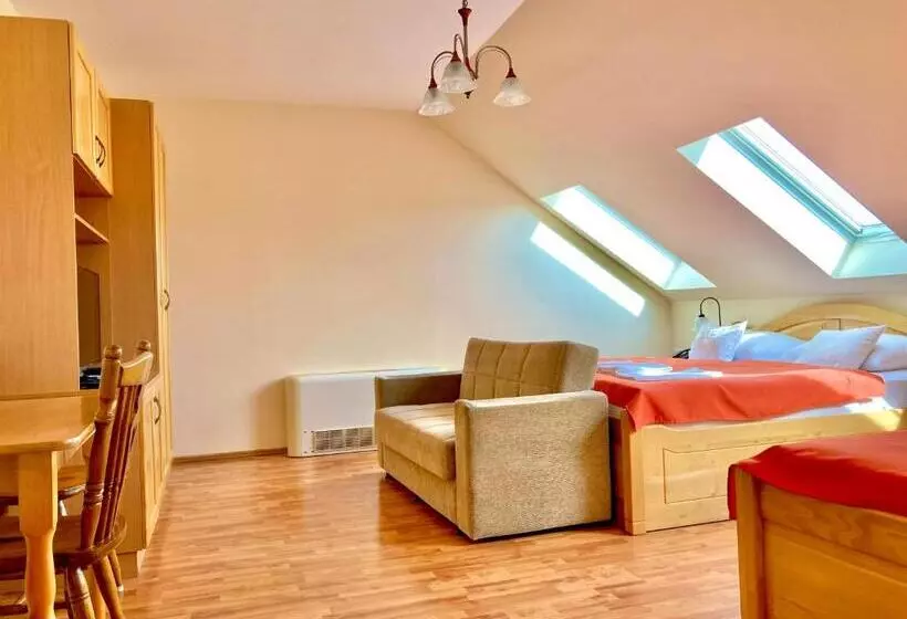 スタンダードトリプルルーム, Hét Vezér Apartman