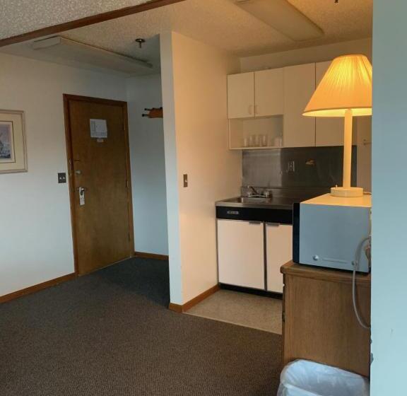 إستديو عائلى, Marina Motel