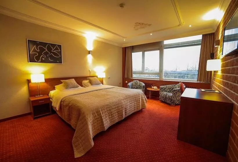 Comfort Room, Amicitia