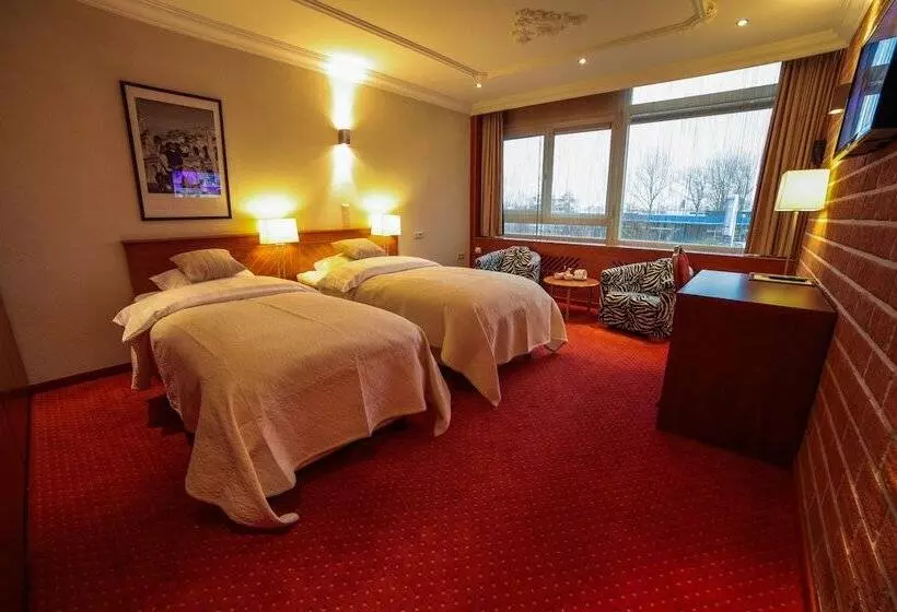 Comfort Room, Amicitia