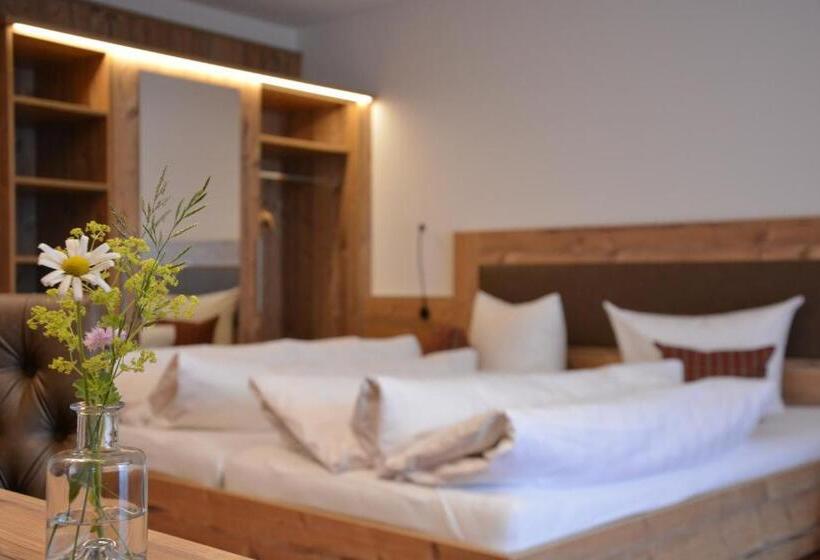 Трехместный Номер Стандарт с Балконом, Garni Alpina