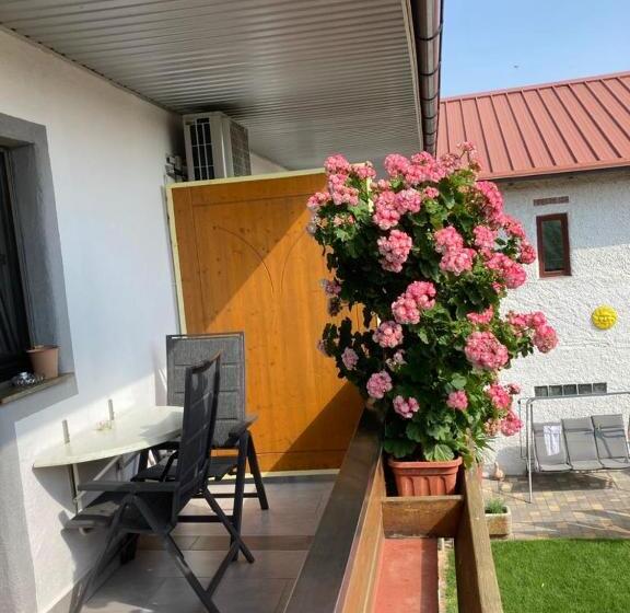 Номер Стандарт с Балконом, Gästehaus Und Weinbau Zur Wiederkehr Strudler