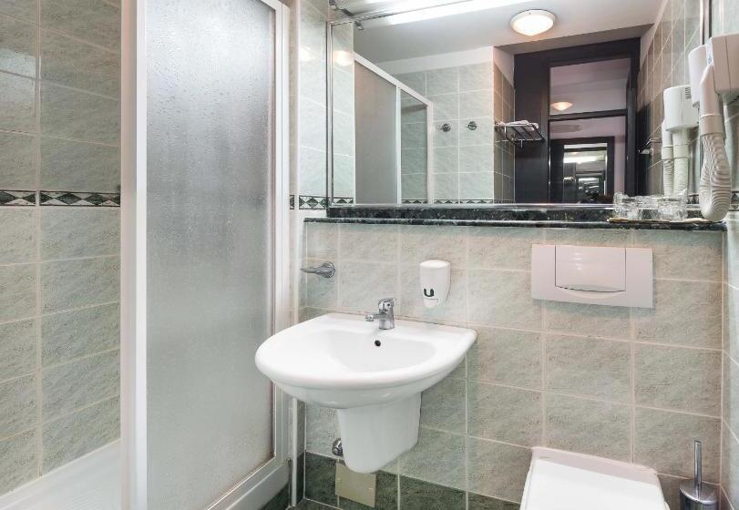 חדר משפחתי, Hvar